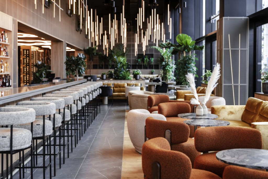 Image of a sophisticated hotel bar at Accor's Pullman Hotels